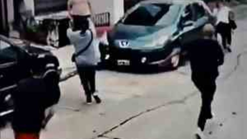 La víctima del robo llegó con lo justo a retirar a su hija del vehículo.