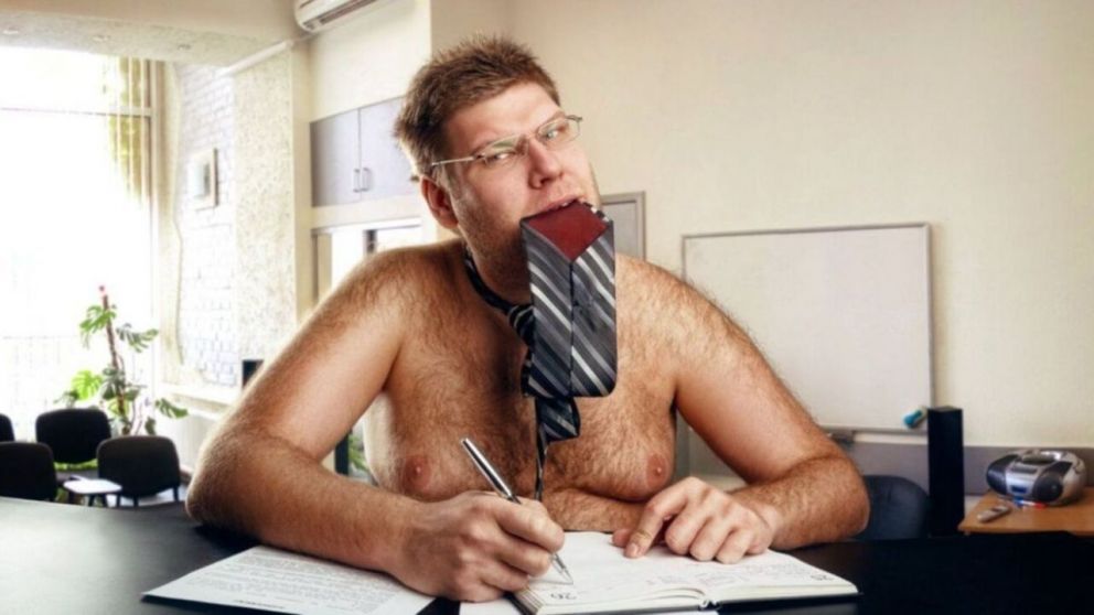 El hombre se siente m�s c�modo trabajando desnudo, �qu� har� la empresa? (Imagen ilustrativa).