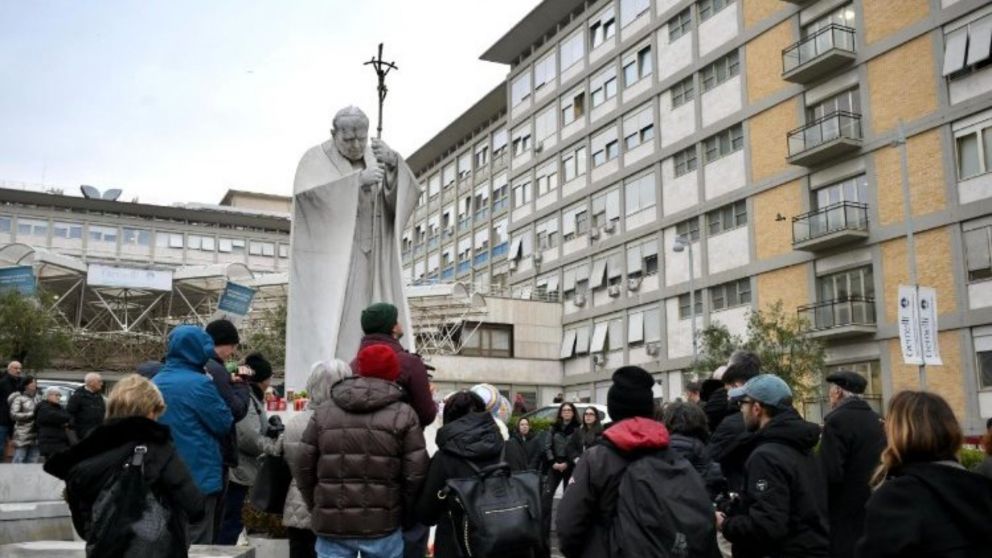 Feligreses se manifiestan frente al Policlínico Gemelli, de Roma, donde el Papa permanece internado (Gentileza Vatican News).