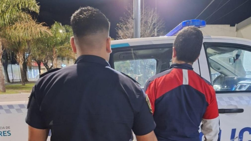 Este es uno de los individuos que fue aprehendido por los investigadores policiales.