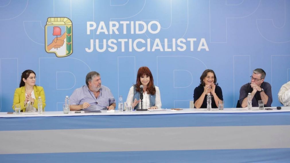 Cristina Fernández de Kirchner, flanqueada por Mariel Fernández, José Mayans, Lucía Corpacci y Germán Martínez.