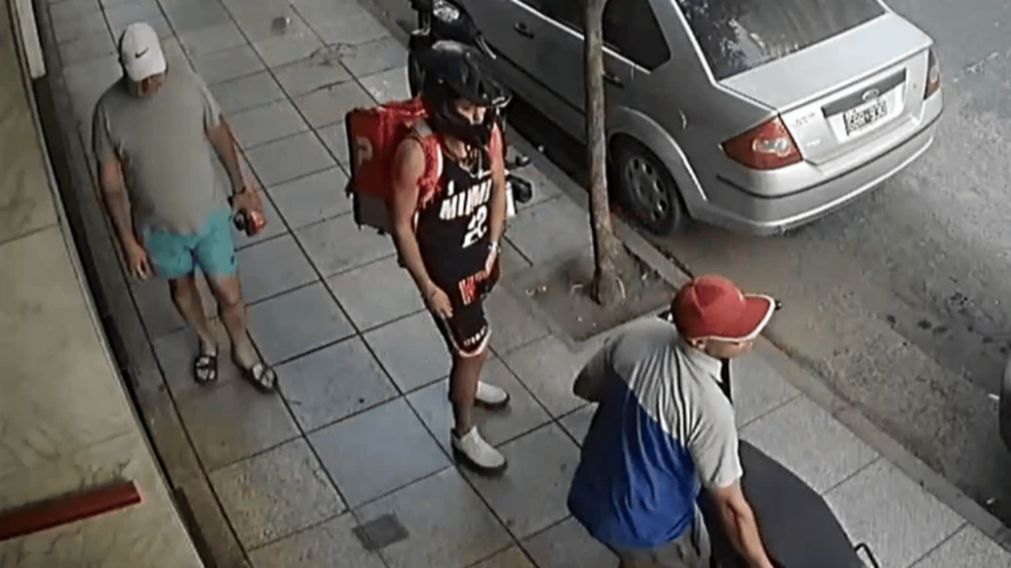 Se disfrazaron de delivery para robar.