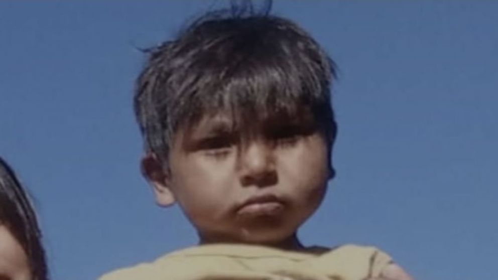 Liam Fael Flores Soraire tiene 3 a�os y fue visto por �ltima vez el s�bado (Foto @PoliciaCbaOf).