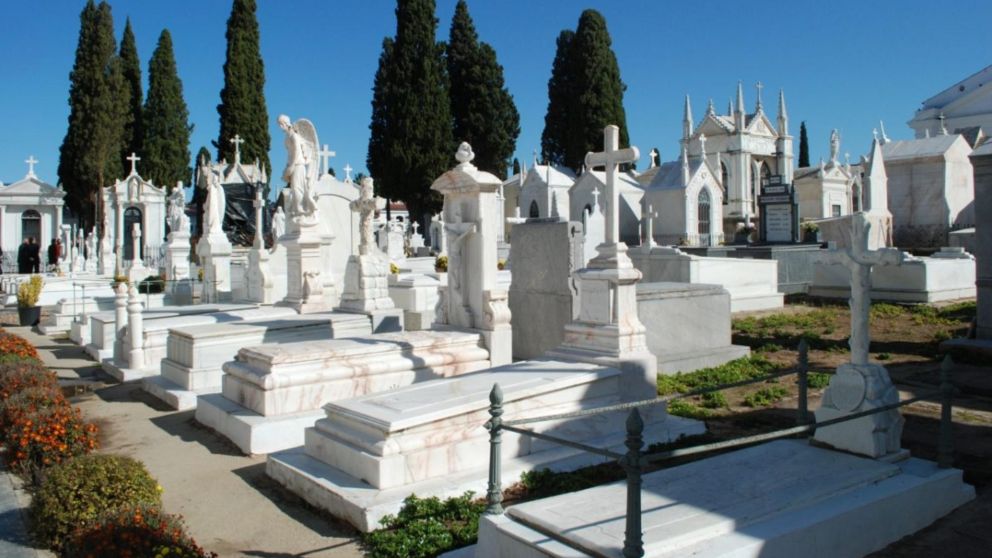 El sujeto resultó capturado en un cementerio por las autoridades policiales.