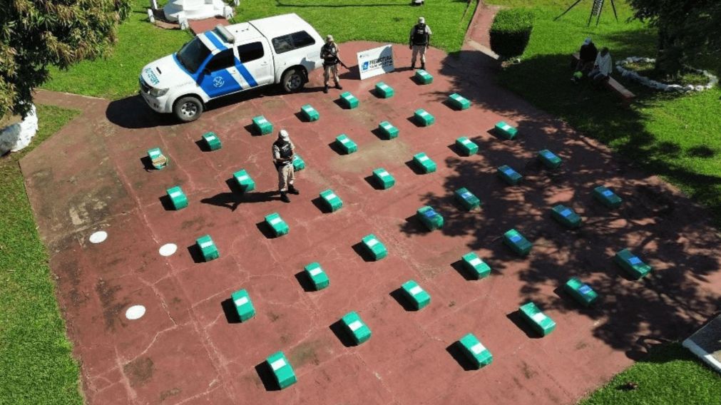 ¡Mil kilos de "faso"! Cruzaron en lanchita a motor desde Paraguay