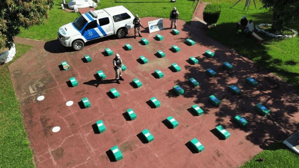 ¡Mil kilos de "faso"! Cruzaron en lanchita a motor desde Paraguay