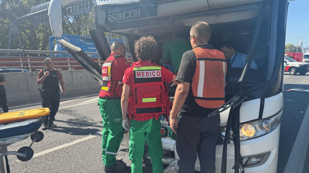 Chocó un micro de larga distancia en Retiro (X/@MarceloBaio2).