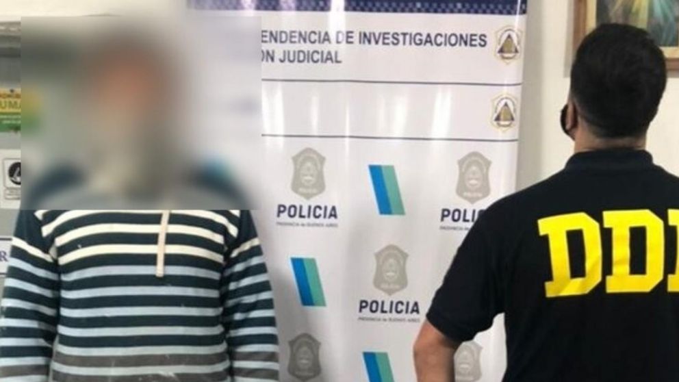 Este es uno de los sujetos que fue aprehendido por los investigadores policiales.