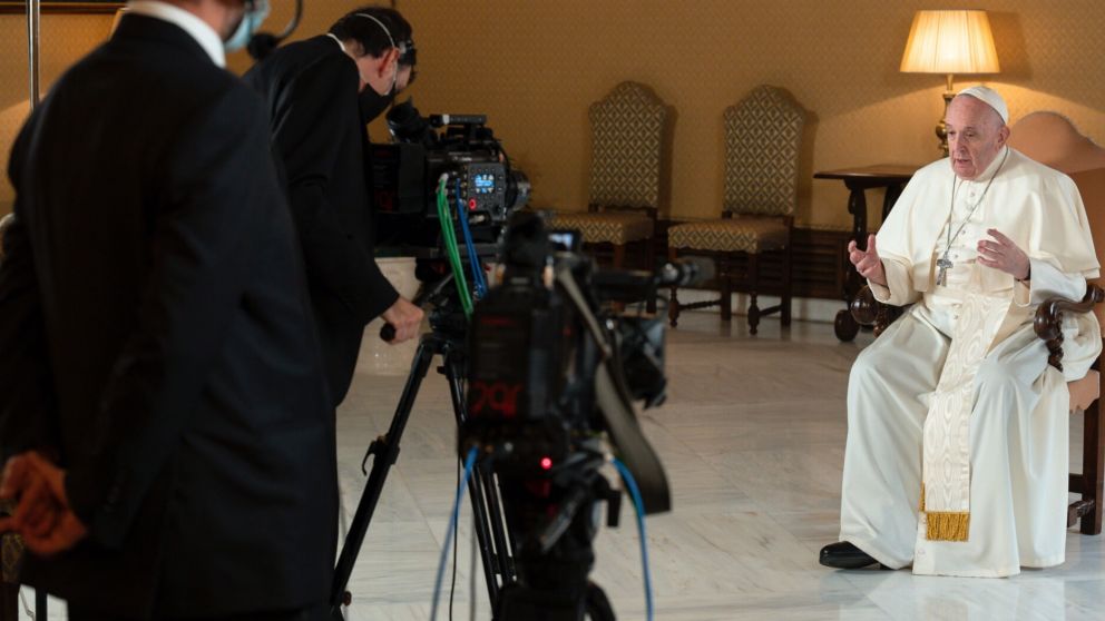 La serie documental del Papa Francisco propone un diálogo intergeneracional en el que jóvenes cineastas entrevistan a personas mayores de 70 años.