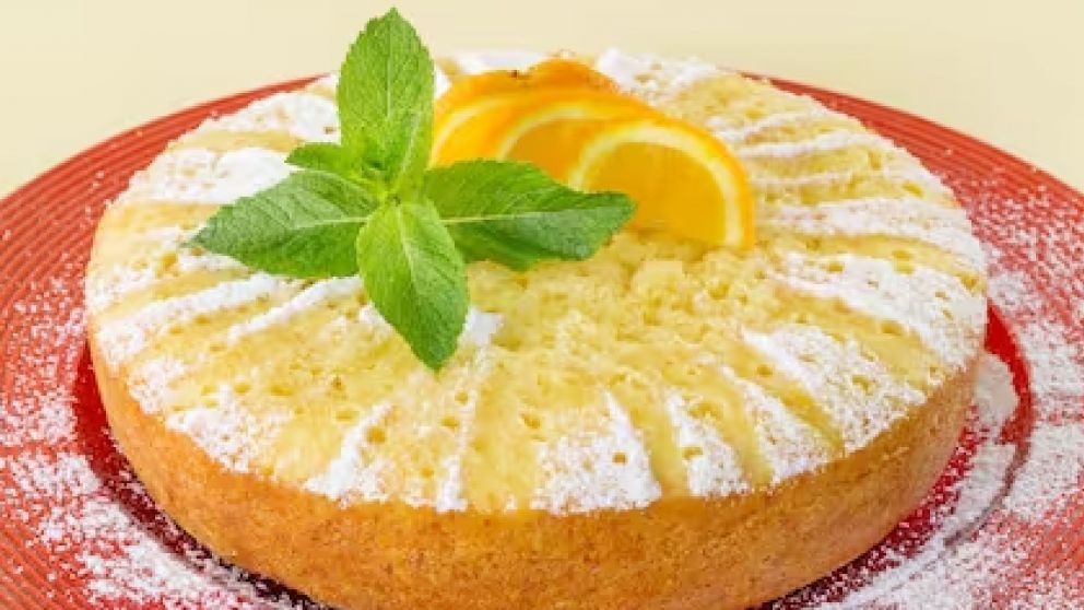 Bizcochuelo de naranja: Una receta fácil y tradicional que queda bien con los mates para aprovechar que está barata