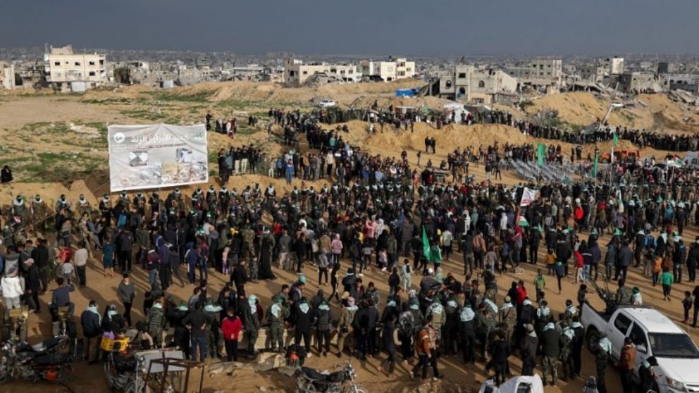 Una multitud se reunió en el sur de la Franja de Gaza para presenciar la entrega de los cuerpos (Gentileza RTVE).