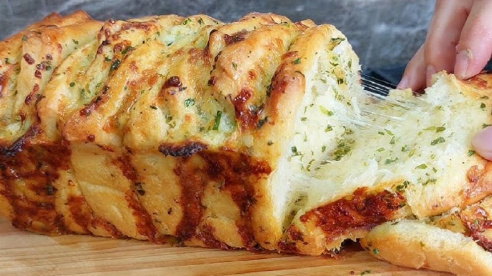 Ni tostadas ni galletitas: pan acordeón con pesto, una receta deliciosa e innovadora.