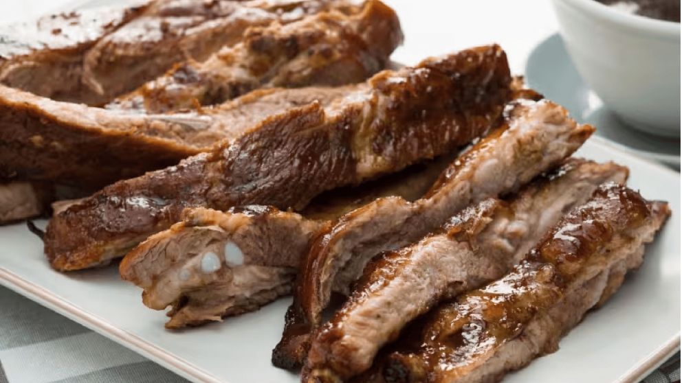 Ni ribs ni carré de cerdo: El corte de carne que queda muy tierno a la parrilla y reemplaza a la tira de asado