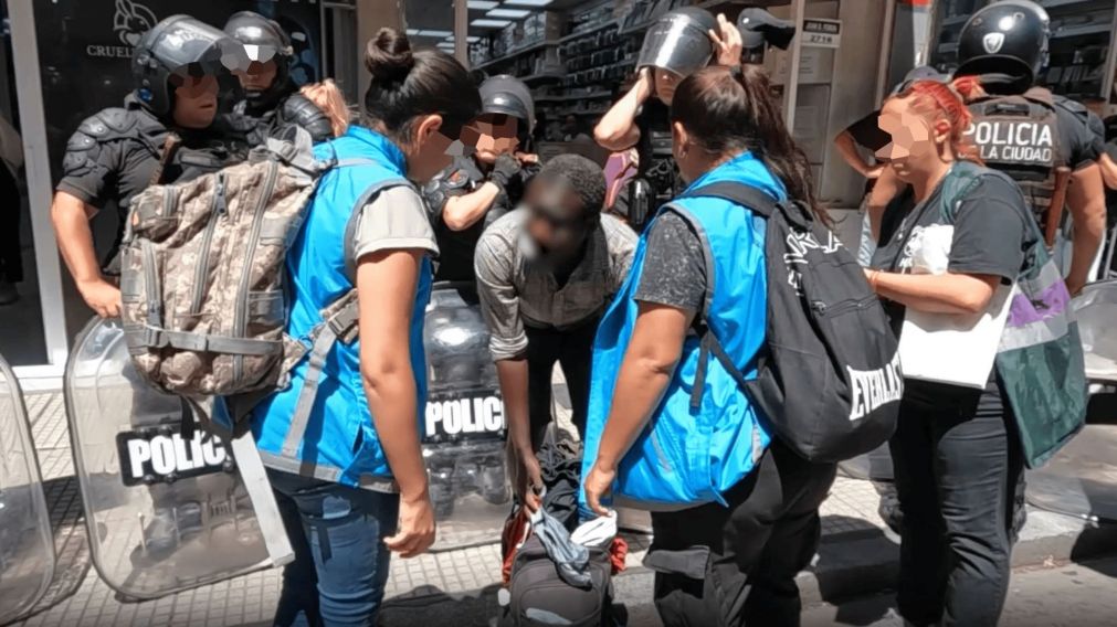 ¡VIDEO! Así desalojaron a manteros que intentaron instalarse en las veredas de Once
