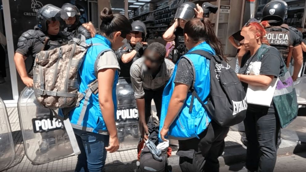 ¡VIDEO! Así desalojaron a manteros que intentaron instalarse en las veredas de Once