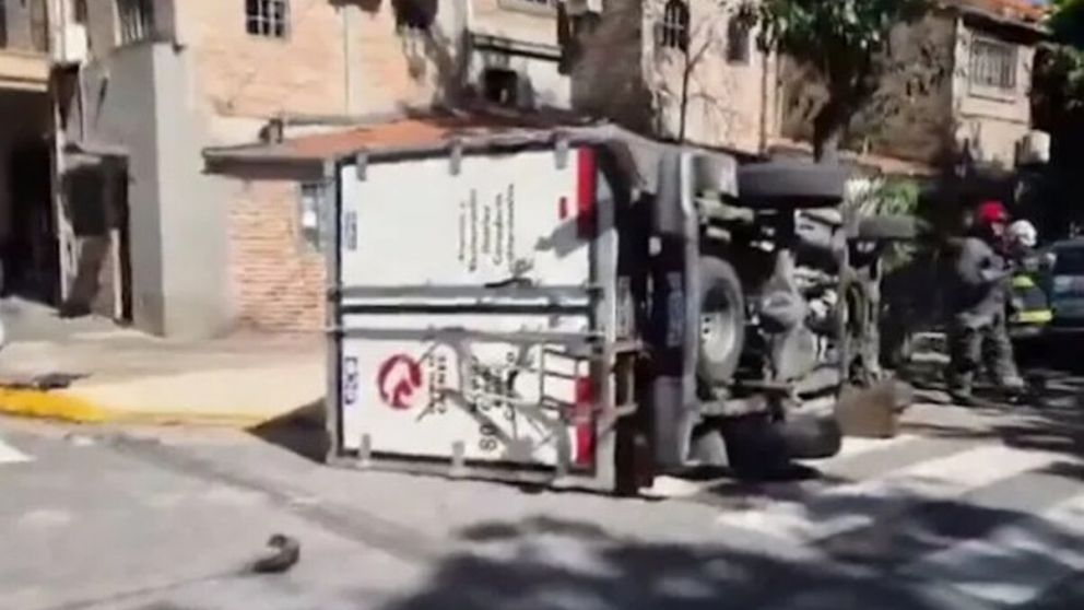 Se investigan las causales del vuelco del camión en Saavedra (Captura de video).