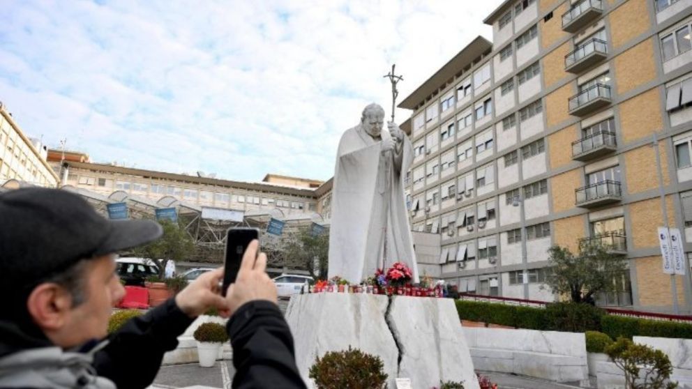 Feligreses se expresan frente al hospital Gemelli, donde permanece internado el Papa Francisco (Gentileza Vatican News).