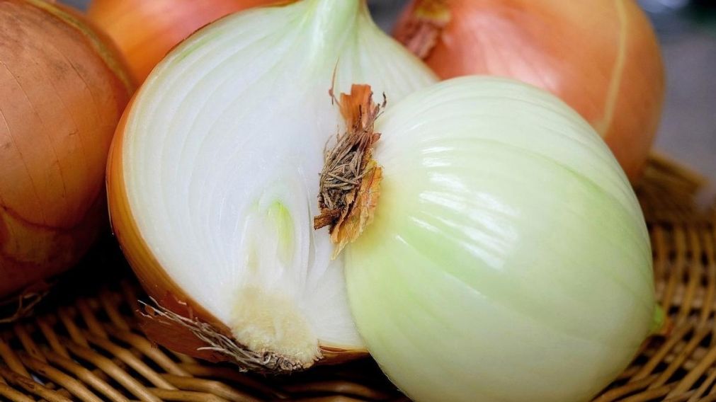 Existe un truco para cortar la cebolla y que no te haga llorar (Imagen ilustrativa).