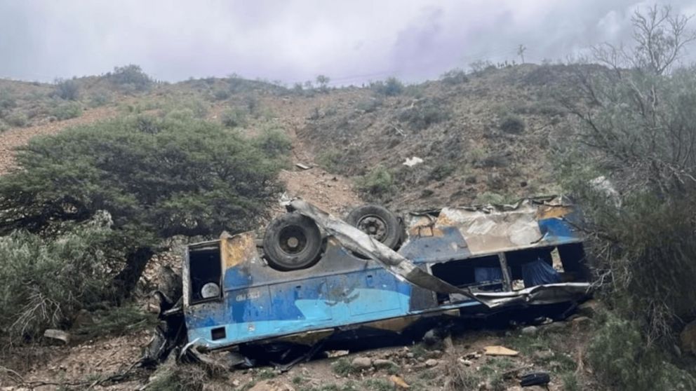 Al menos 31 personas murieron y 15 resultaron heridas tras la caída de un ómnibus de un barranco en Bolivia (Imagen El Deber).