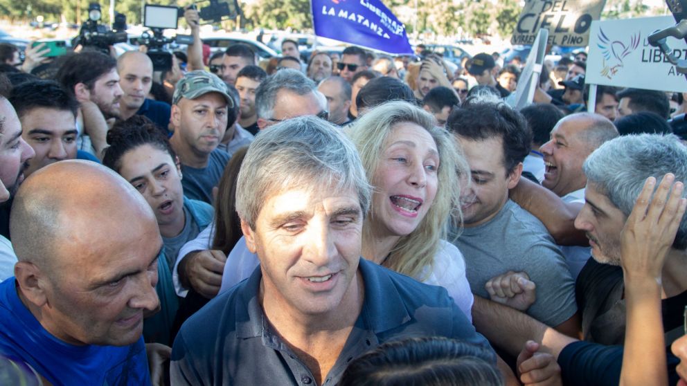 Luis Caputo y Karina Milei encabezaron un acto de afiliación a La Libertad Avanza (Foto NA).