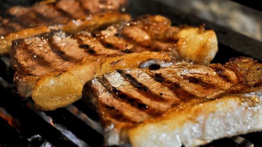 Ni arañita ni falda: El corte de carne por solo $4900 que es tendencia para la parrilla por su ternura y jugosidad