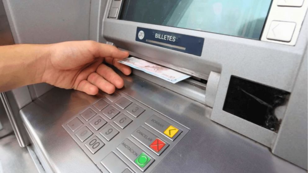 Los cajeros automáticos siguen siendo blanco de estafadores que utilizan el "skimming" para robar datos bancarios (Imagen ilustrativa).