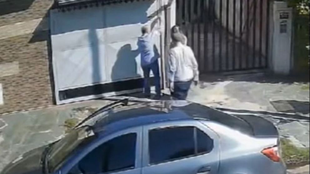 Los delincuentes se robaron los ahorros del jubilado (Captura de video).