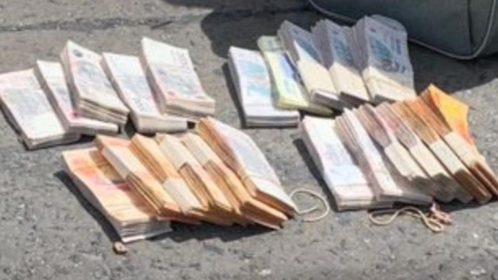 Estos son los billetes que resultaron incautados en poder de los sospechosos.