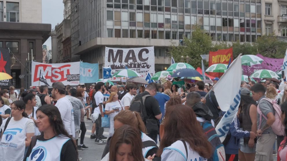 MANIFESTANTES SE CONCENTRARON EN LA PLAZA, A PESAR DE LA LLUVIA.