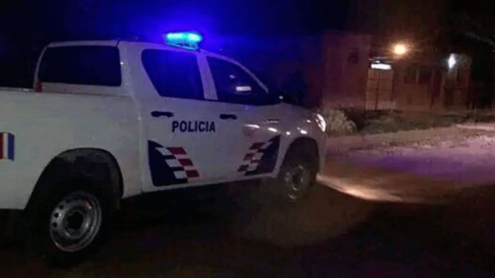 La policía logró detener a un hombre que realizaba picadas y en su intentó de fuga lastimó a un efectivo.