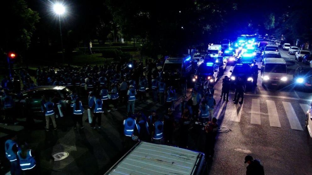 Más de 500 policías participaron del megaoperativo para desalojar manteros en Flores.