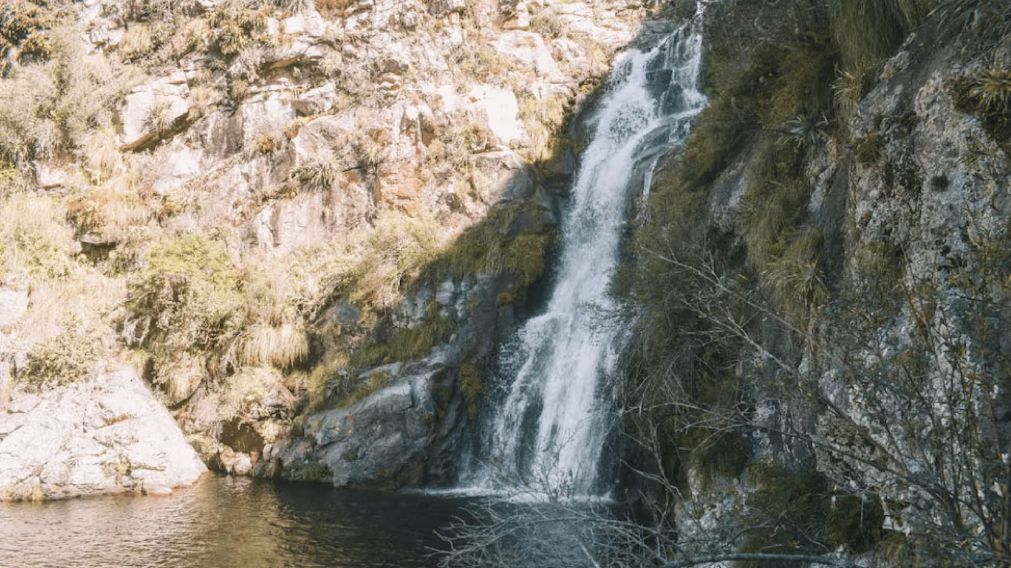 Ni Villa Carlos Paz ni Merlo: El oasis escondido de Córdoba, con cascadas y una pileta natural para escapar del calor
