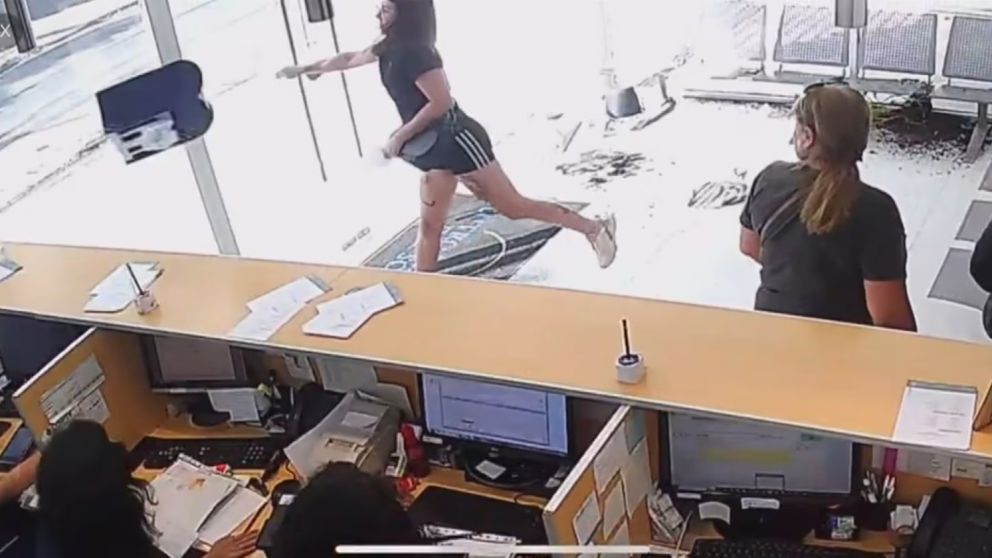 La mujer realizó destrozos en la recepción de la clínica.