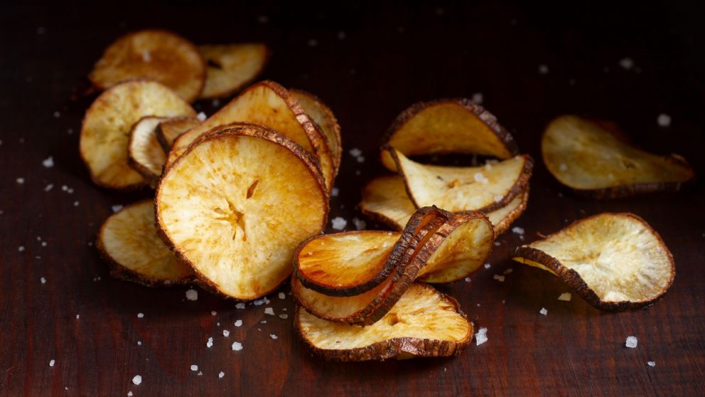 La receta de chips de berenjena sabrosos y crujientes como papas fritas (Freepik)