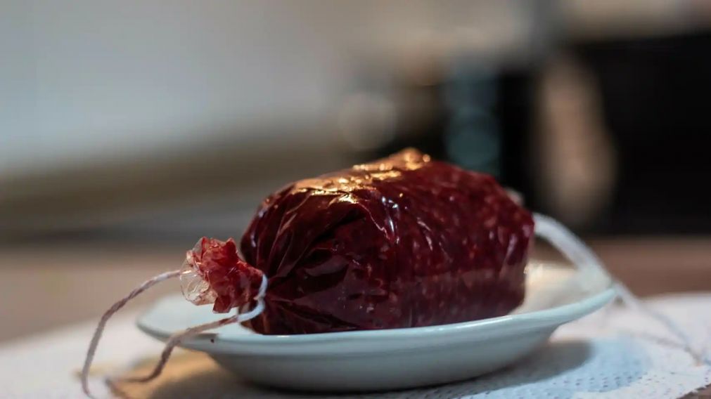 La morcilla con sangre humana creada por veganos causó repercusión en las redes.