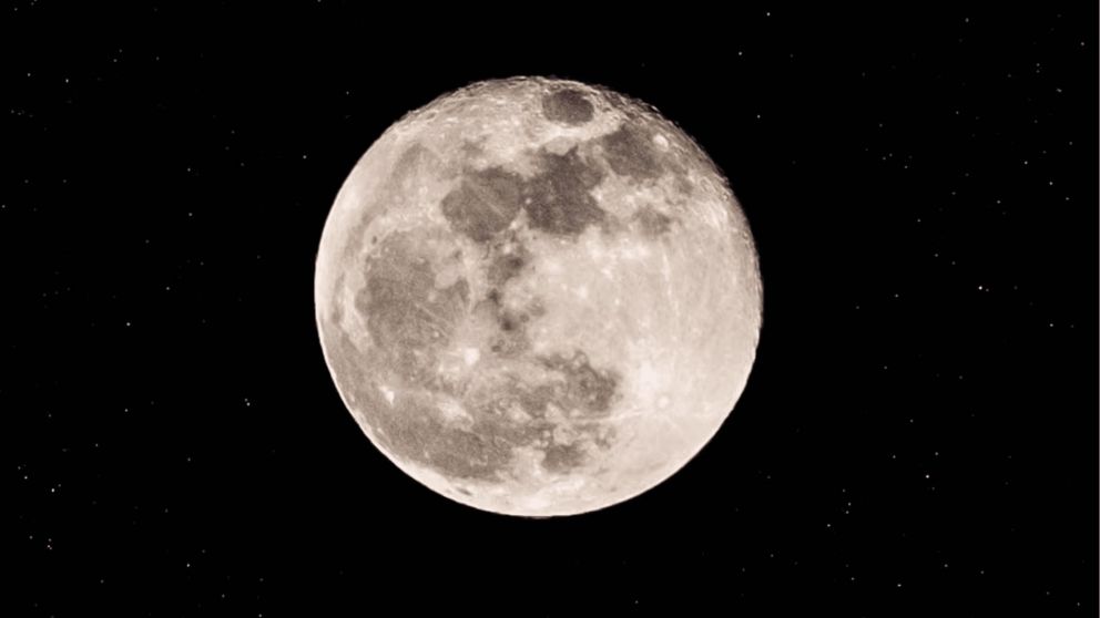 La Luna de Nieve 2025 promete iluminar el cielo de Argentina y traer efectos únicos a cada signo del zodiaco (Imagen ilustrativa).