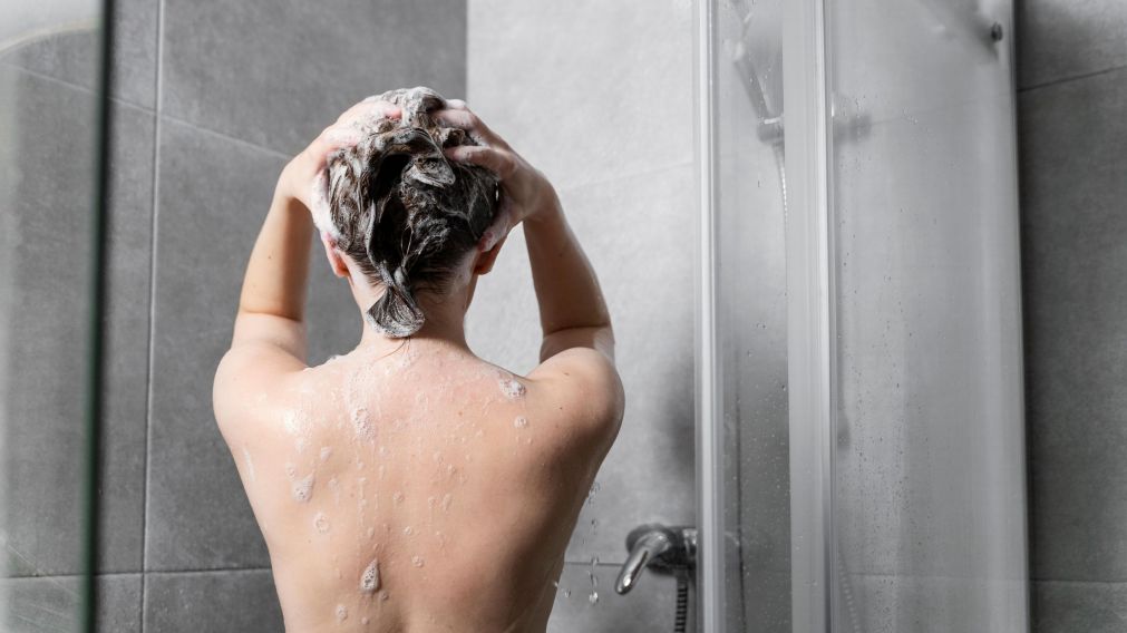 ¡Alerta! ANMAT prohibió shampúes, acondicionadores, alisadores y un total de 56 productos para el cabello por ser peligrosos (Freepik).