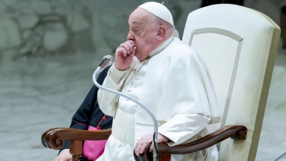 El Papa Francisco volvi� a interrumpir una lectura en p�blico por problemas de salud.