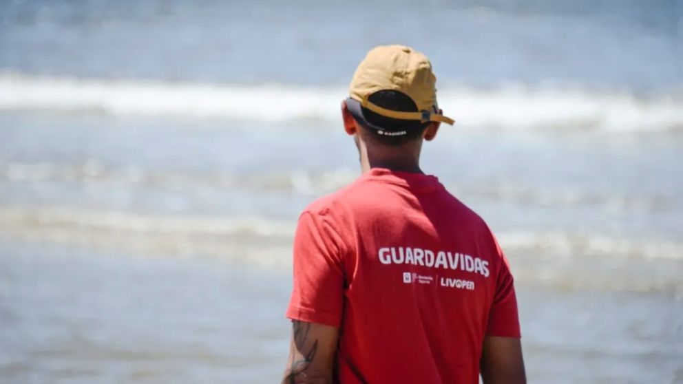 El padre del chico rescatado se burló del guardavidas que salvó a su hijo.