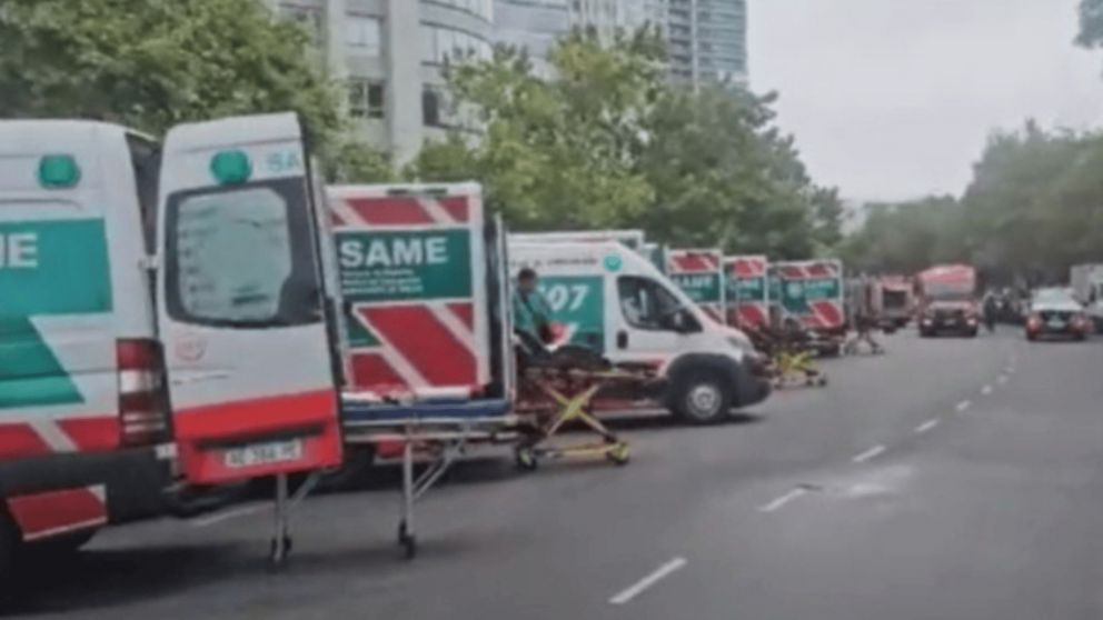 Más de 30 ambulancias trabajaron en el lugar.