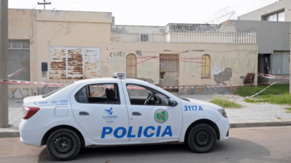 La policía llegó a la casa donde estaba el cadáver tras el llamado de los vecinos.