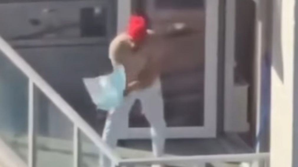 Captado in fraganti tirando excremento de perro por el balcón.