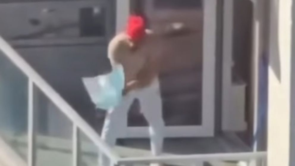 Captado in fraganti tirando excremento de perro por el balcón.