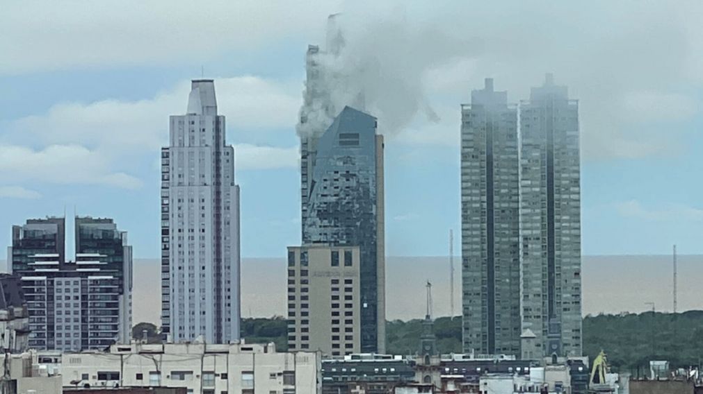 Un voraz incendio se registró en una torre de Puerto Madero.