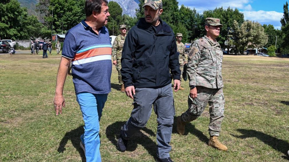Luis Petri supervisó el trabajo de las FFAA en los incendios de la Patagonia: "No cabe duda de que son hechos de terrorismo"