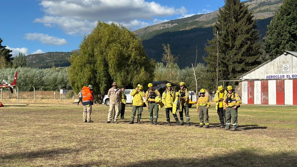 Las Fuerzas Armadas asisten en la lucha contra los incendios en El Bolsón (@MinDefensa_Ar).