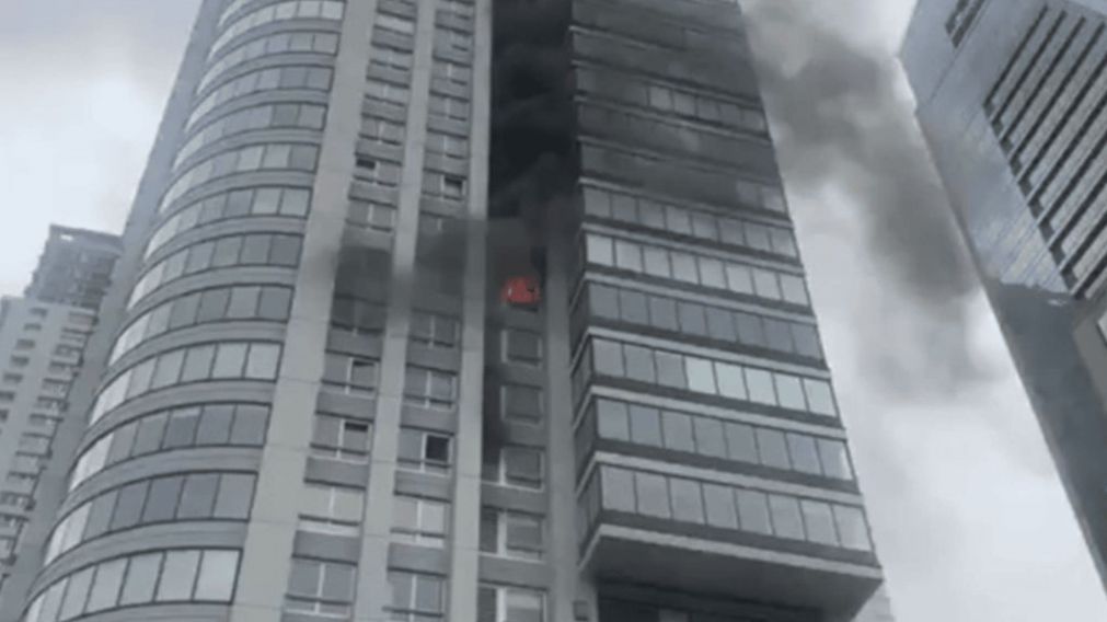 Voraz incendio en departamente de torre en Puerto Madero: evacuaron a 100 vecinos y trabajan 30 ambulancias
