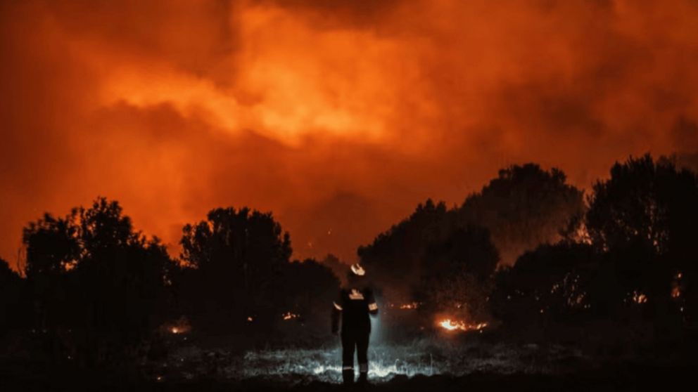 Los brigadistas trabajaban para apagar las llamas.
