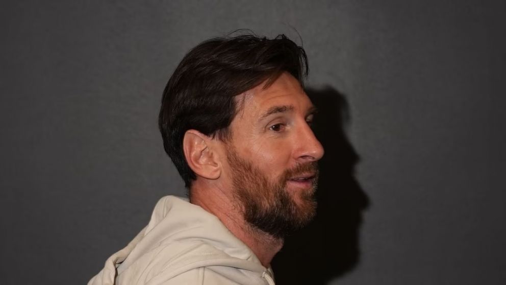 Lionel Messi ya dej� atr�s el corte de pelo en degrad� y as� se mostr� en el Superbowl 2025.