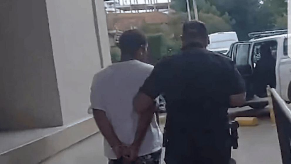 Cuidacoches violento habr�a dado un "puntazo" a un agente municipal.